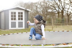 how to put a trampoline together with net