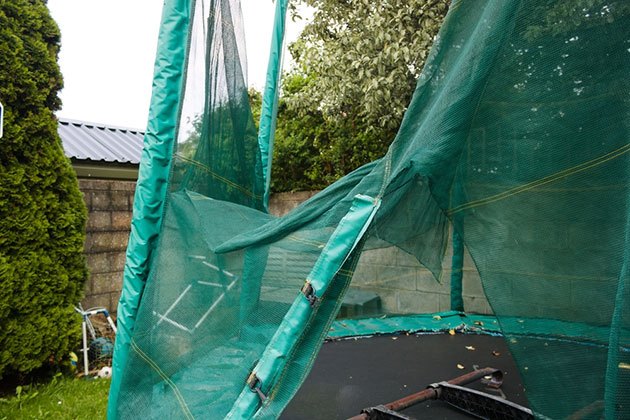 how to disassemble a springfree trampoline